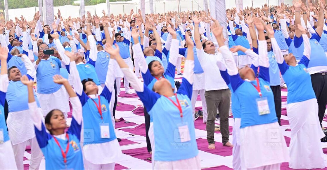 yoga-day-delhi-red-fort ഡൽഹി ചെങ്കോട്ടയിലെ യോഗാദിനാചരണത്തിൽ പങ്കെടുക്കുന്നവർ. ചിത്രം: രാഹുൽ ആർ.പട്ടം / മനോരമ
