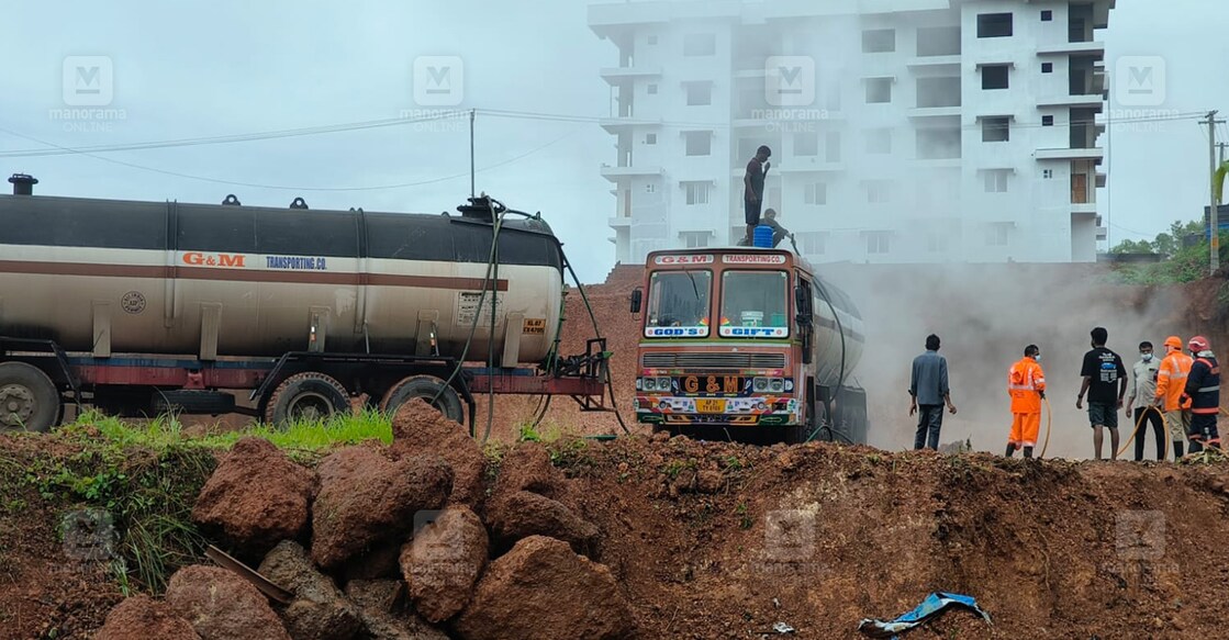 കണ്ണൂർ രാമപുരത്ത് ടാങ്കർ ലോറിയിൽനിന്നുള്ള ആസിഡ് ചോർച്ച  പരിഹരിക്കാനുള്ള ശ്രമം