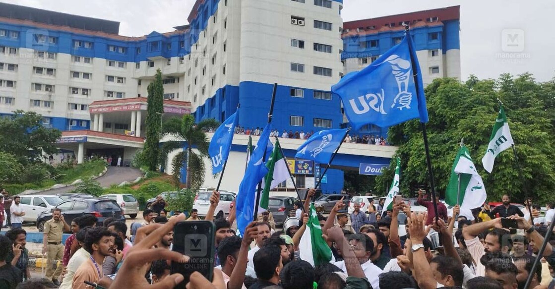 പരിയാരം മെഡിക്കൽ കോളജ് തിരഞ്ഞെടുപ്പിൽ വിജയിച്ച കെഎസ്‌യു പ്രവർത്തകരുടെ ആഹ്ലാദം. 