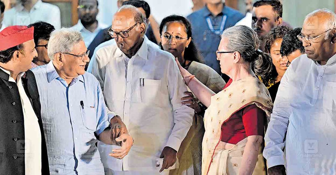 ഒന്നായ് ഇന്ത്യ: ലോക്സഭാ തിരഞ്ഞെടുപ്പ് ഫലം വിശകലനം ചെയ്യാൻ ഡൽഹിയിൽ ചേർന്ന ഇന്ത്യാസഖ്യത്തിന്റെ യോഗശേഷം പുറത്തിറങ്ങിയ എൻസിപി അധ്യക്ഷൻ ശരദ് പാവാറിനോട് മുന്നോട്ടു നിൽക്കാൻ ആവശ്യപ്പെടുന്ന കോൺഗ്രസ് നേതാവ് സോണിയ ഗാന്ധി. അഖിലേഷ് യാദവ് (എസ്പി), സീതാറാം യച്ചൂരി (സിപിഎം), സുപ്രിയ സുളെ (എൻസിപി), മല്ലികാർജുൻ ഖർഗെ (കോൺഗ്രസ്), കൽപന സോറൻ (ജെഎംഎം) എന്നിവർ സമീപം. ചിത്രം: രാഹുൽ ആർ.പട്ടം / മനോരമ