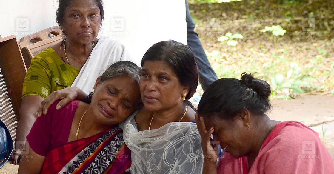 ബിനീഷിന്റെയും അനുവിന്റെയും വീട്ടിൽ ജാതിക്കയുമായി ബന്ധപ്പെട്ട ജോലികൾ ചെയ്തിരുന്ന സ്ത്രീകൾ ദുരന്തമറിഞ്ഞ് എത്തിയപ്പോൾ. (ചിത്രം:അരുൺ ശ്രീധർ∙മനോരമ)
