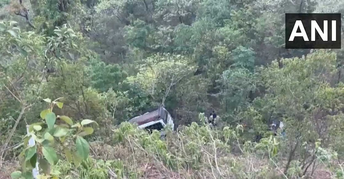 bus-accident-jammu-kashmir അപകടത്തിൽപ്പെട്ട ബസ് (എഎൻഐ ചിത്രം)