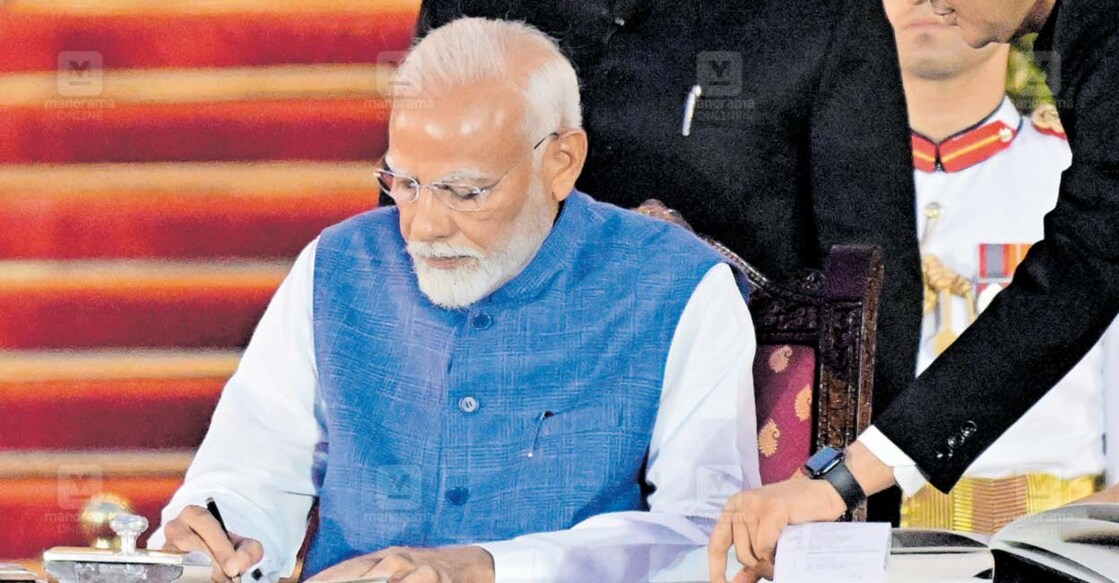 narendra-modi മൂന്നാം വരവ് രാഷ്ട്രപതി ഭവനിൽ പ്രധാനമന്ത്രിയായി സത്യപ്രതിജ്ഞ ചെയ്ത ശേഷം നരേന്ദ്ര മോദി രേഖകളിൽ ഒപ്പുവയ്ക്കുന്നു. ചിത്രം: രാഹുൽ. ആർ.പട്ടം / മനോരമ