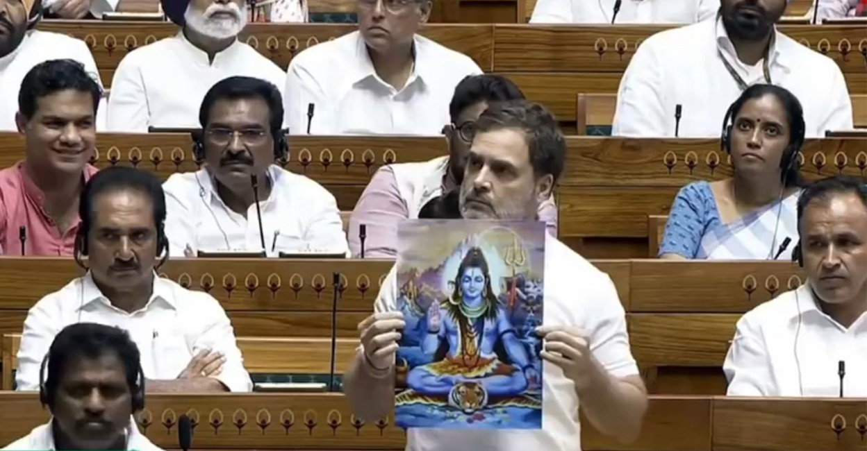 സഭയിൽ പരമശിവന്റെ ചിത്രം ഉയർത്തിക്കാട്ടി രാഹുൽ ഗാന്ധി:  ‘വിദ്വേഷം പടര്‍ത്താനുള്ളതല്ല ഹിന്ദുമതം’ എന്ന് മോദി; രാഹുൽ മാപ്പുപറയണം-അമിത് ഷാ