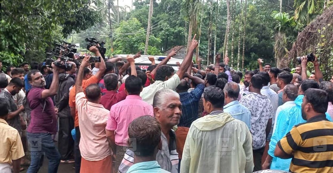 വനംവകുപ്പ് ഉദ്യോഗസ്ഥർക്കെതിരെ പ്രതിഷേധിക്കുന്ന നാട്ടുകാർ. ചിത്രം: മനോരമ