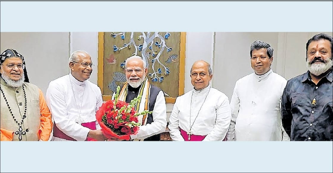 പ്രധാനമന്ത്രി നരേന്ദ്ര മോദിയുമായുള്ള കൂടിക്കാഴ്ചയ്ക്കെത്തിയ കാത്തലിക് ബിഷപ് കോൺഫറൻസ് പ്രസിഡന്റ് ആർച്ച് ബിഷപ് മാർ ആൻഡ്രൂസ് താഴത്ത് പൂച്ചെണ്ട് കൈമാറുന്നു. സിബിസിഐ വൈസ് 
പ്രസിഡന്റ് ജോസഫ് മാർ തോമസ്, സെക്രട്ടറി ജനറൽ  ആർച്ച് ബിഷപ് അനിൽ ജോസഫ് തോമസ് കൂട്ടോ, ഡപ്യൂട്ടി സെക്രട്ടറി ജനറൽ ഡോ. മാത്യു കോയിക്കൽ, കേന്ദ്രമന്ത്രി സുരേഷ് ഗോപി എന്നിവർ സമീപം.