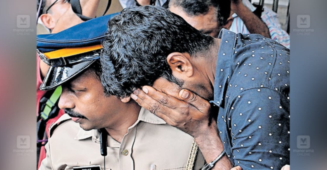 mattakuzhi-murder-arrest മറ്റക്കുഴിയിൽ മൂന്നര വയസ്സുകാരിയെ പീഡിപ്പിച്ചതിന് അറസ്റ്റിലായ പിതാവിന്റെ ബന്ധുവിനെ പൊലീസ് വൈദ്യപരിശോധനക്കായി കൊണ്ടു പോകുമ്പോൾ പ്രതി കൈകളുപയോഗിച്ച് മുഖം മറയ്ക്കുന്നു. ചിത്രം: മനോരമ