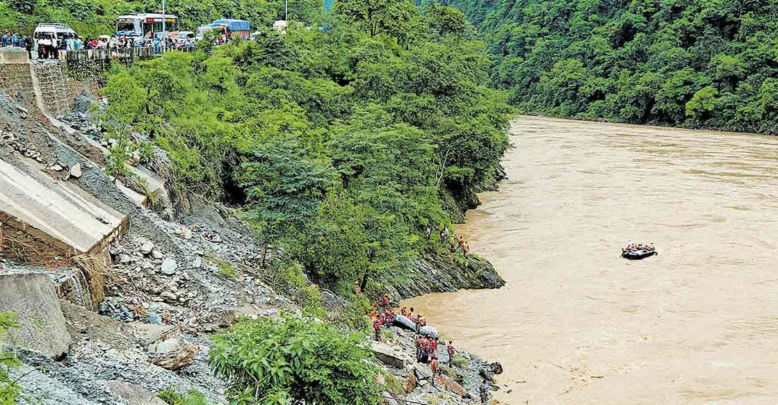 nepal-landslide-bus-overturned nepal-landslide-bus-overturned
