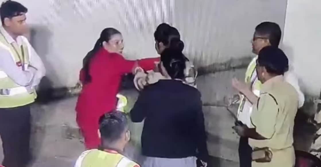 spice-jet-employee-slaps സ്പൈസ് ജെറ്റ് ജീവനക്കാരി സിഐഎസ്എഫ് ഉദ്യോഗസ്ഥനെ മർദിക്കുന്ന ദൃശ്യം (Photo: Videograb/X, PTI)