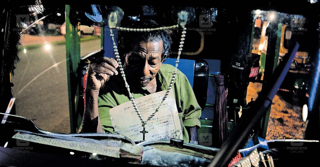 വർഗീസ് പടിക്കല ഓട്ടോയിൽ സംഗീത പരിശീലനത്തിൽ. ചിത്രം: ഉണ്ണി കോട്ടയ്ക്കൽ / മനോരമ 