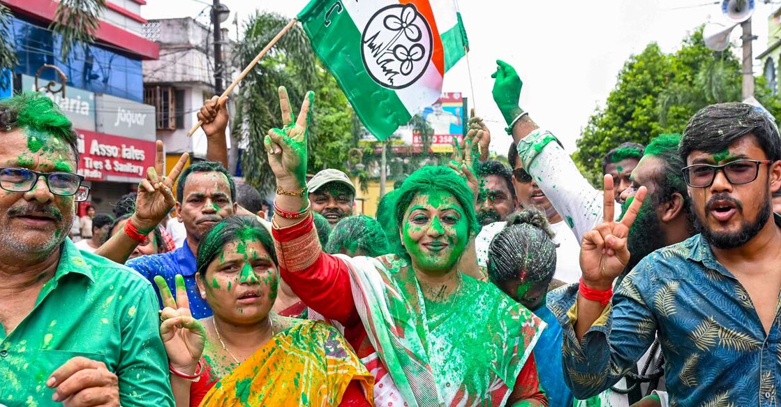  നിയമസഭാ ഉപതിരഞ്ഞെടുപ്പിൽ ബംഗാളിലെ രണഘട്ട് ദക്ഷിണ മണ്ഡലത്തിൽ വിജയിച്ചതിനു പിന്നാലെ തൃണമൂൽ കോൺഗ്രസ് പ്രവർത്തകരുടെ ആഹ്ലാദം. (PTI Photo) (PTI07_13_2024_000157B)