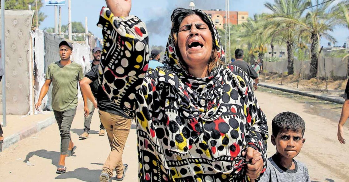 israel-attack-in-gaza ഗാസയിലെ ഖാൻ യൂനിസിൽ ഇസ്രയേൽ ആക്രമണത്തെ തുടർന്നു രക്ഷപ്പെട്ടോടുന്നവർ. ചിത്രം:റോയിട്ടേഴ്സ്