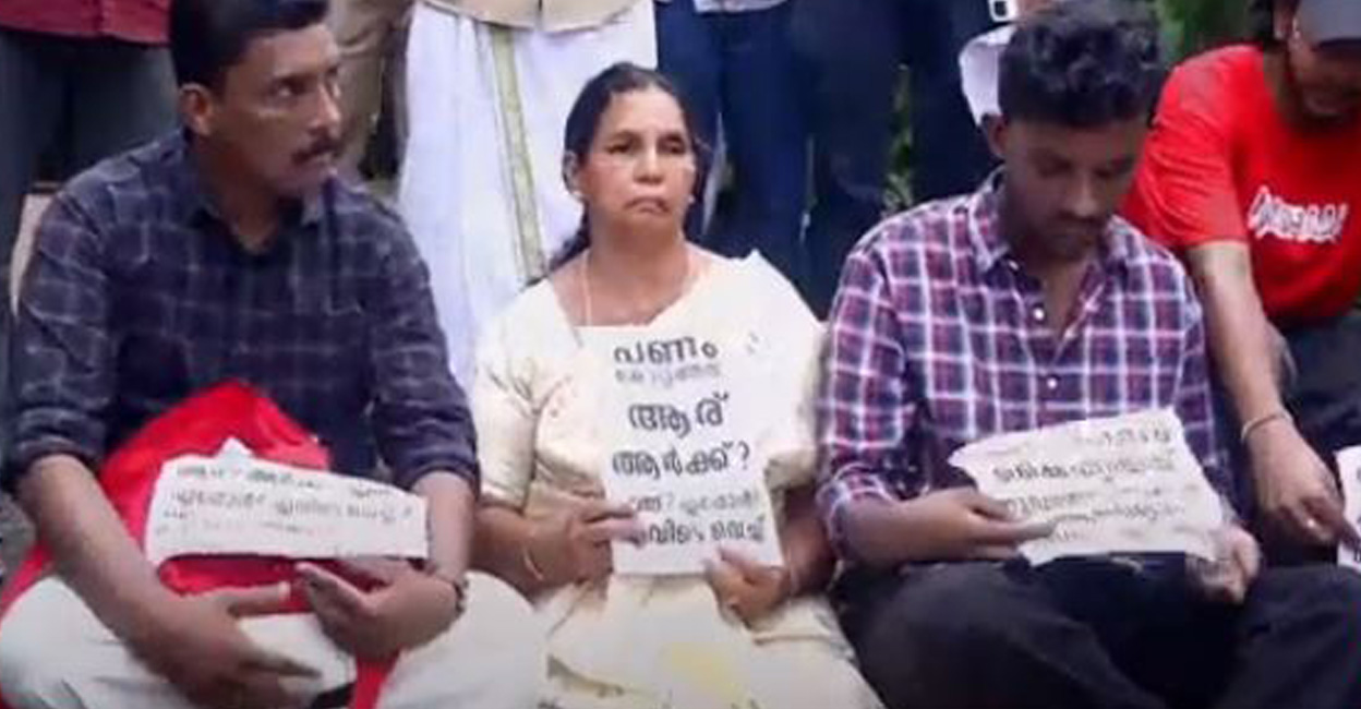 ശ്രീജിത്തിന്റെ വീടിനുമുന്നിൽ സമരം തുടങ്ങി പ്രമോദ് കോട്ടൂളി