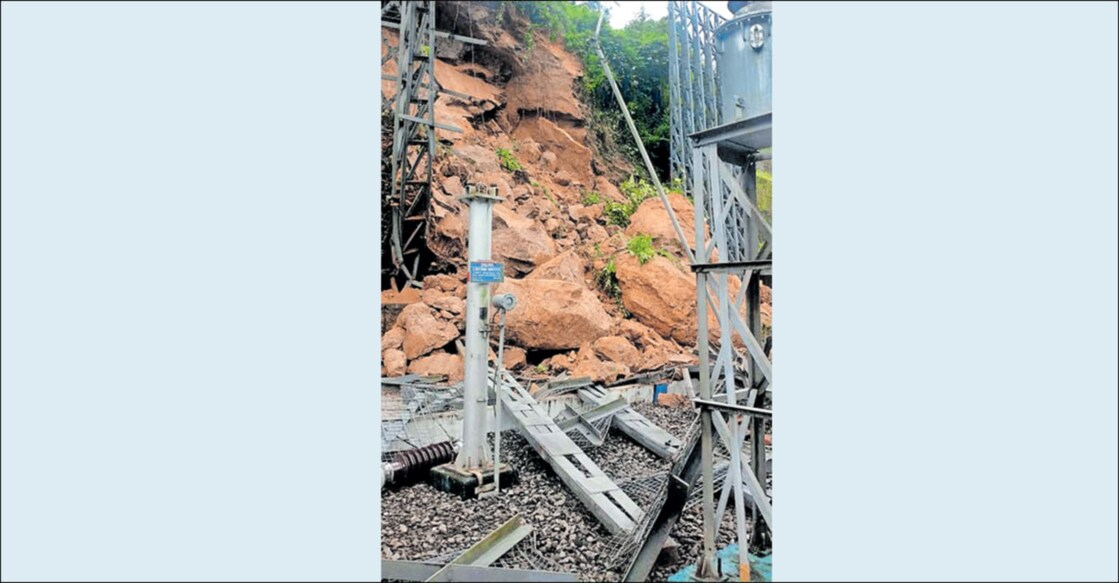 ലോവർപെരിയാർ സ്വിച്ച് യാഡിലേക്ക് മണ്ണും കല്ലും വീണ നിലയിൽ.  