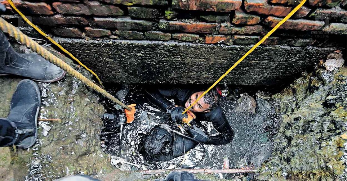 പ്രതീക്ഷയുടെ ആഴങ്ങളിൽ... റെയിൽവേ സ്റ്റേഷന്റെ അകത്തുകൂടി പോകുന്ന ആമയിഴഞ്ചാൻ തോടിന്റെ പ്ലാറ്റ്ഫോം മൂന്നിനു സമീപമുള്ള മാൻഹോളിൽ ജോയിക്കായി നടന്ന തിരച്ചിലിനിടെ. ചിത്രം: ശ്രീലക്ഷ്മി ശിവദാസ് / മനോരമ