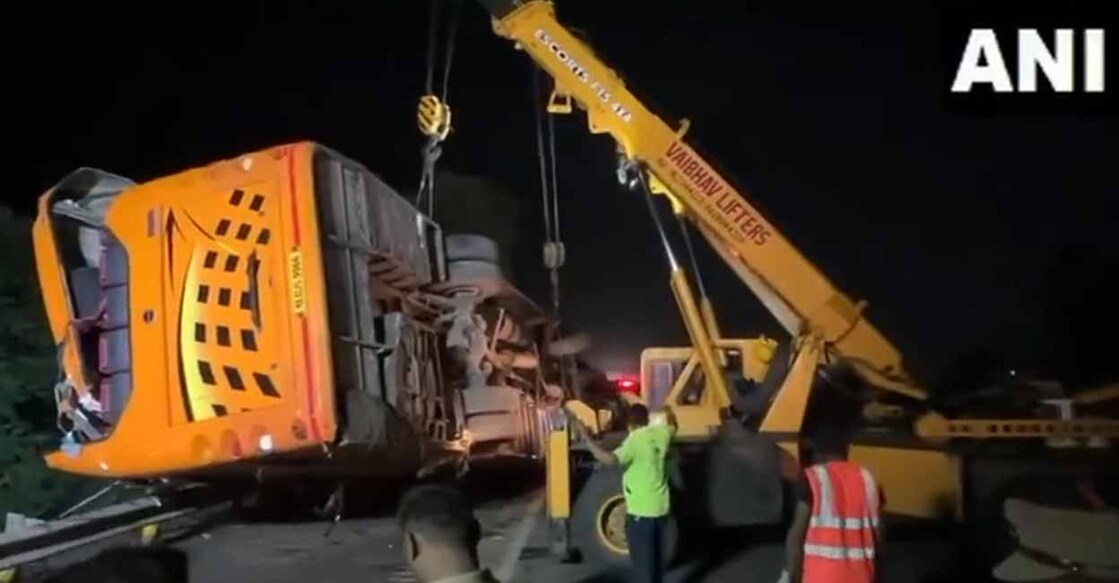 bus-tractor-accident-near-mumbai-express-highway-2 മുംബൈ എക്സ്പ്രസ് ഹൈവേയ്ക്കു സമീപം ട്രാക്ടറുമായി കൂട്ടിയിടിച്ച് താഴ്ചയിലേക്ക് മറിഞ്ഞ ബസ് ക്രെയിൻ ഉപയോഗിച്ച് പുറത്തെടുക്കുന്നു. (Photo: X / ANI)