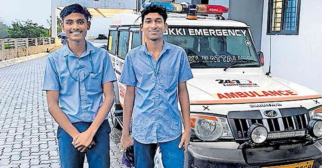 adone-and-jince അഡോണും ജിൻസും ഇടുക്കി മെഡിക്കൽ കോളജിൽ ആംബുലൻസിനു സമീപം.