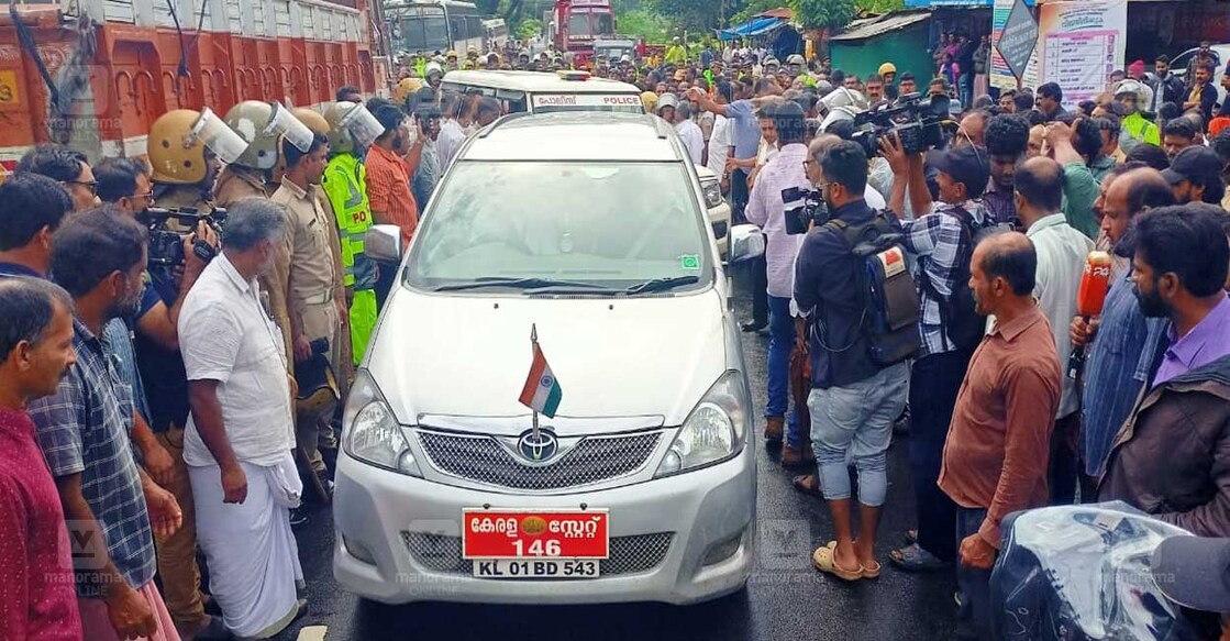 കല്ലൂരിൽ കാട്ടാന ആക്രമണത്തിൽ കൊല്ലപ്പെട്ട രാജു മാറോടിൻ്റെ വീട് സന്ദർശിക്കാൻ എത്തിയ മന്ത്രി ഓ ആർ കേളുവിൻ്റെ വാഹനം നാട്ടുകാർ തടഞ്ഞു. സന്ദർശനം കഴിഞ്ഞ് തിരികെ വന്ന മന്ത്രി പ്രതിഷേധക്കാരോട് സംസാരിച്ചു. (ചിത്രം∙ മനോരമ)