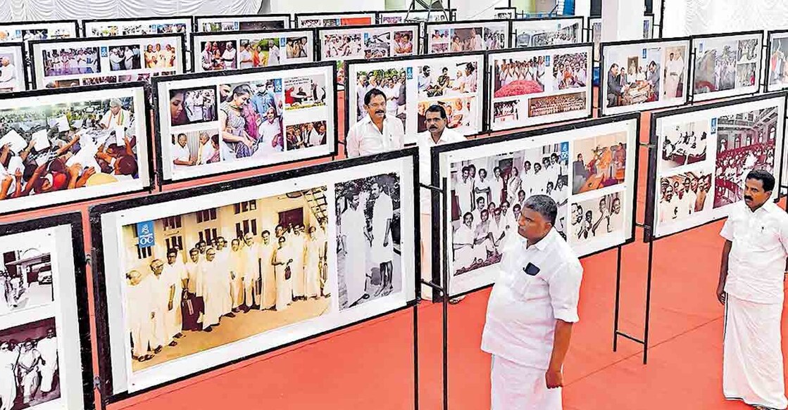 ഉമ്മൻ ചാണ്ടി അനുസ്മരണത്തോടനുബന്ധിച്ചു ഡിസിസിയുടെ നേതൃത്വത്തിൽ കോട്ടയം മാമ്മൻ മാപ്പിള ഹാളിൽ ഇന്ന് ആരംഭിക്കുന്ന ഫോട്ടോ പ്രദർശനത്തിന്റെ ഒരുക്ക‌ം