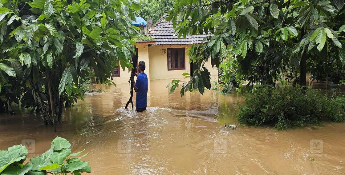 കനത്ത മഴയെ തുടർന്ന് പാനൂരിൽ വീടുകളിൽ വെള്ളം കയറിയപ്പോൾ. ചിത്രം∙ മനോരമ