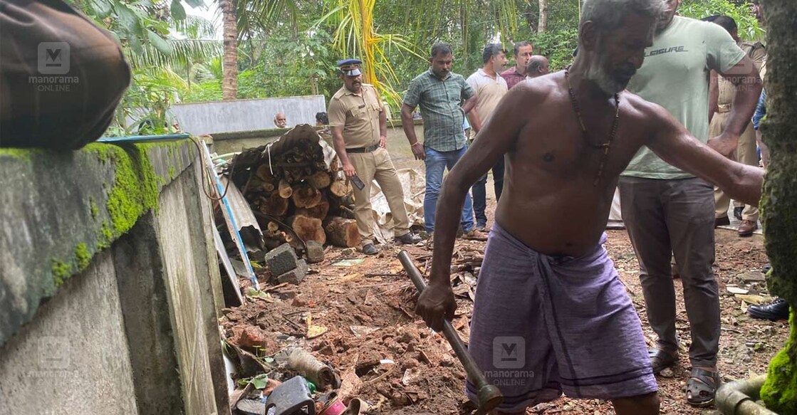 മാന്നാറിൽ കലയെ കൊന്നു കുഴിച്ചുമൂടിയെന്നു കരുതുന്ന വീടിനുചുറ്റും നടത്തുന്ന പരിശോധന.