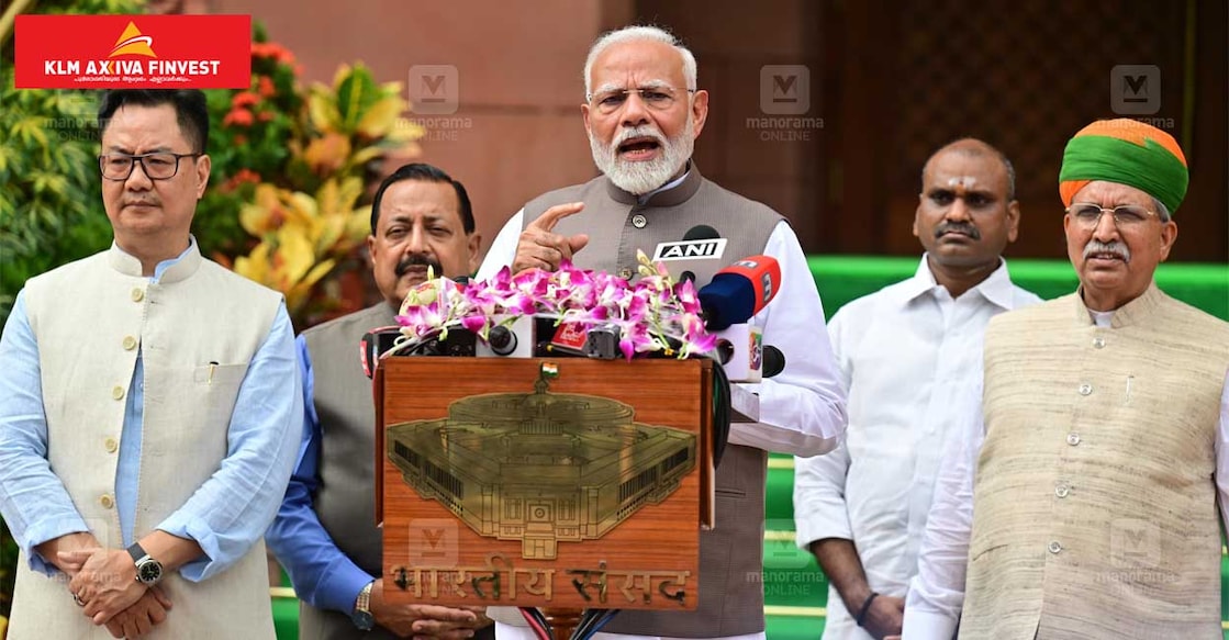 പാർലമെന്റ് ബജറ്റ് സമ്മേളനത്തിന്റെ ആദ്യ ദിവസം പ്രധാനമന്ത്രി നരേന്ദ്ര മോദി മാധ്യമങ്ങളെ കാണുന്നു. മന്ത്രിമാരായ കിരൺ റിജിജു, ജിതേന്ദ്ര സിങ്, എൽ.മുരുകൻ, അർജുൻ റാം മേഘ്‍വാൾ എന്നിവർ സമീപം. ചിത്രം∙ രാഹുൽ ആർ.പട്ടം / മനോരമ
