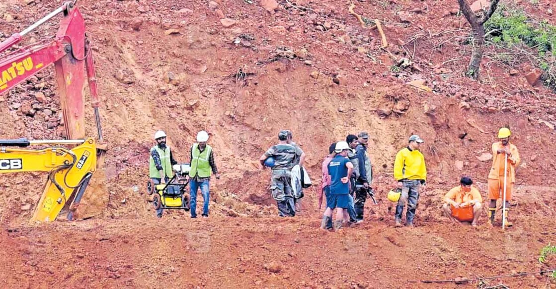 കർണാടകയിലെ ഷിരൂർ ദേശീയ‌പാതയിൽ മണ്ണിടിച്ചിലിനെത്തുടർന്ന് കാണാതായ അർജുന് വേണ്ടി നദിക്കരയിൽ റഡാർ ഉപയോഗിച്ചു പരിശോധന നടത്തുന്നു. ചിത്രം: മനോരമ