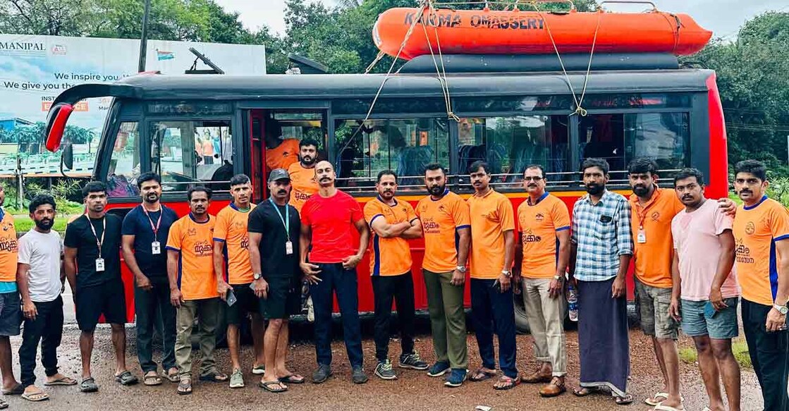 voluntears കോഴിക്കോട് നിന്ന് ഷിരൂരിലേക്ക് പോയ സന്നദ്ധ പ്രവർത്തകരുടെ സംഘം. Photo: Special Arrangement