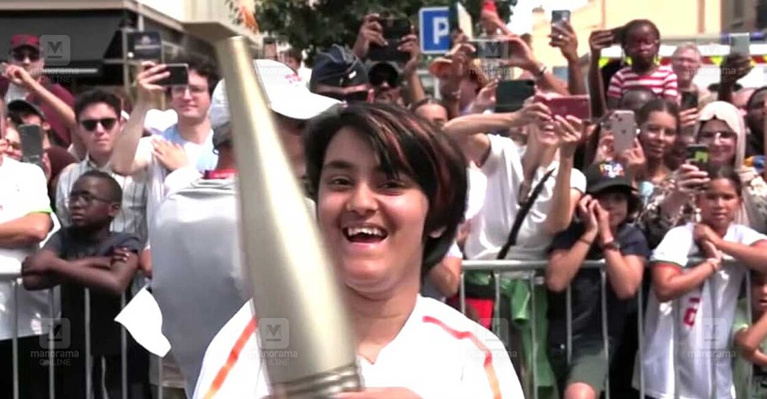 tilothama-at-paris-with-olympic-torch tilothama-at-paris-with-olympic-torch