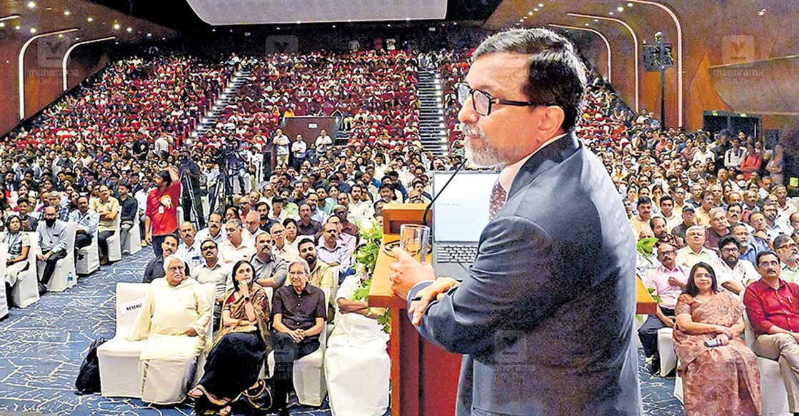 മലയാള മനോരമ സംഘടിപ്പിച്ച ബജറ്റ് പ്രഭാഷണം കൊച്ചിയിലെ ലെ മെറിഡിയൻ ഹോട്ടലിൽ പ്രശസ്‌ത സാമ്പത്തിക വിദഗ്‌ധൻ ധർമകീർത്തി ജോഷി നിർവഹിക്കുന്നു. ചിത്രം: മനോരമ