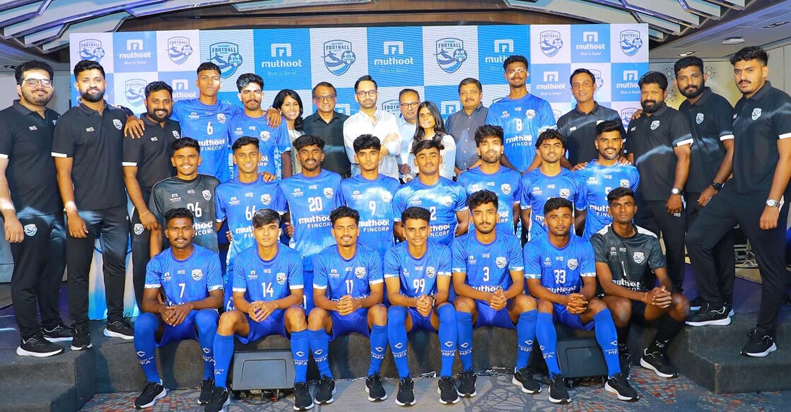 muthoot-football-fahadh-fazil-11 യുകെയില് ഓഗസ്റ്റ് 1 മുതല് 4 വരെ നടക്കുന്ന നെക്സ്റ്റ് ജന് പ്രീമിയര് ലീഗ് കപ്പില് പങ്കെടുക്കുന്ന മുത്തൂറ്റ് ഫുട്ബോള് അക്കാദമി ടീമിനോടൊപ്പം സിനിമാതാരം ഫഹദ് ഫാസില്, മുത്തൂറ്റ് ഫിന്കോര്പ് ഡയറക്ടര്മാരായ തോമസ് മുത്തൂറ്റ്, ജോര്ജ് മുത്തൂറ്റ്, ഹന്ന മുത്തൂറ്റ്, ശ്വേത മുത്തൂറ്റ്, കേരളാ ഫുട്ബോള് അസോസിയേഷന് പ്രസിഡന്റും ഗ്രൂപ്പ് മീരാന് ചെയര്മാനുമായ നവാസ് മീരാന് എന്നിവര്.