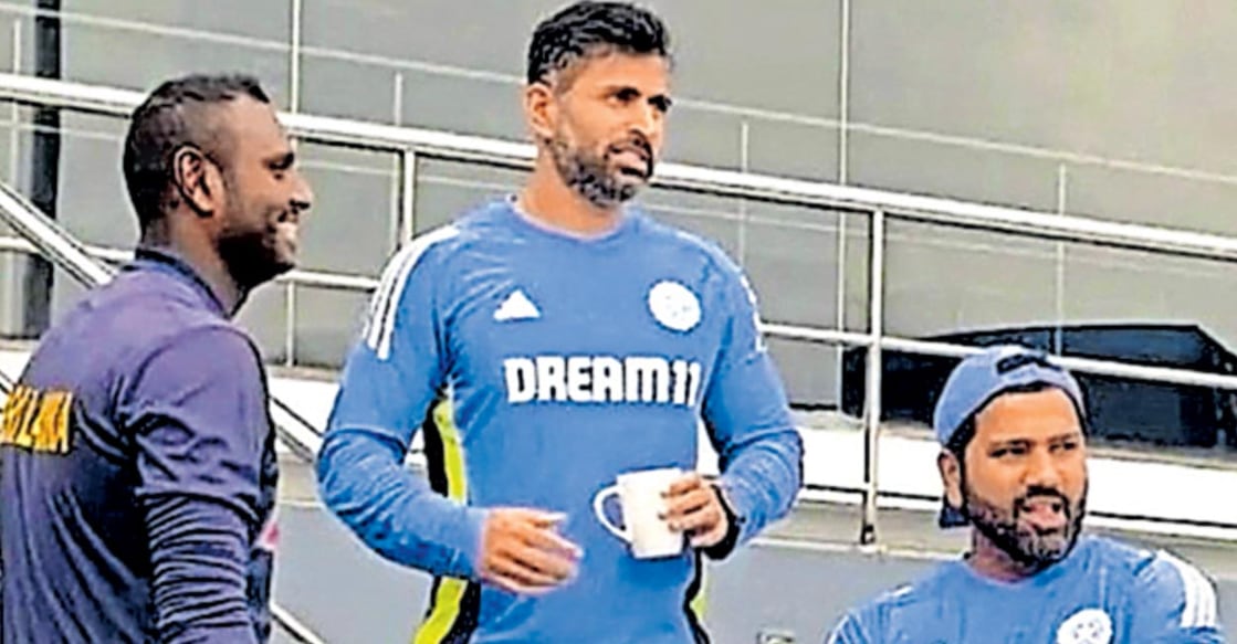 rohit-kohli ശ്രീലങ്കൻ താരം ആൻജലോ മാത്യൂസ് (ഇടത്), ഇന്ത്യൻ ടീം സഹപരിശീലകൻ അഭിഷേക് നായർ, ക്യാപ്റ്റൻ രോഹിത് ശർമ (വലത്) എന്നിവർ പരിശീലനത്തിനിടെ.