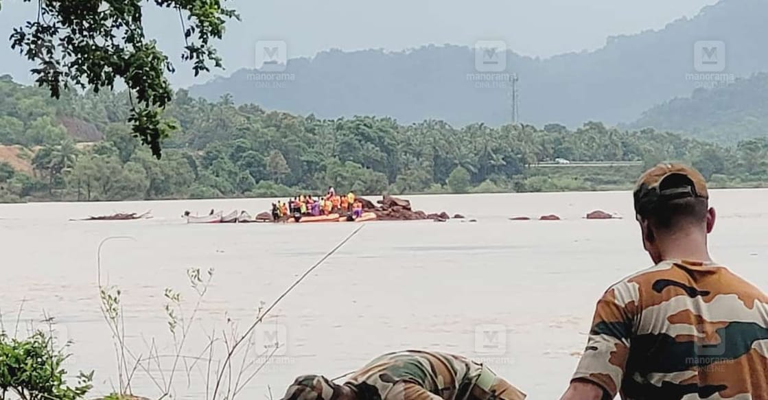 ഷിരൂരിൽ മണ്ണിടിച്ചിലിൽ കാണാതായ അർജുനു വേണ്ടിയുള്ള തിരച്ചിലിനായി ഗംഗാവാലി പുഴയിലിറങ്ങുന്ന മുങ്ങൽ വിദഗ്ധരുടെ സംഘം. ചിത്രം: അഭിജിത്ത് രവി ∙ മനോരമ