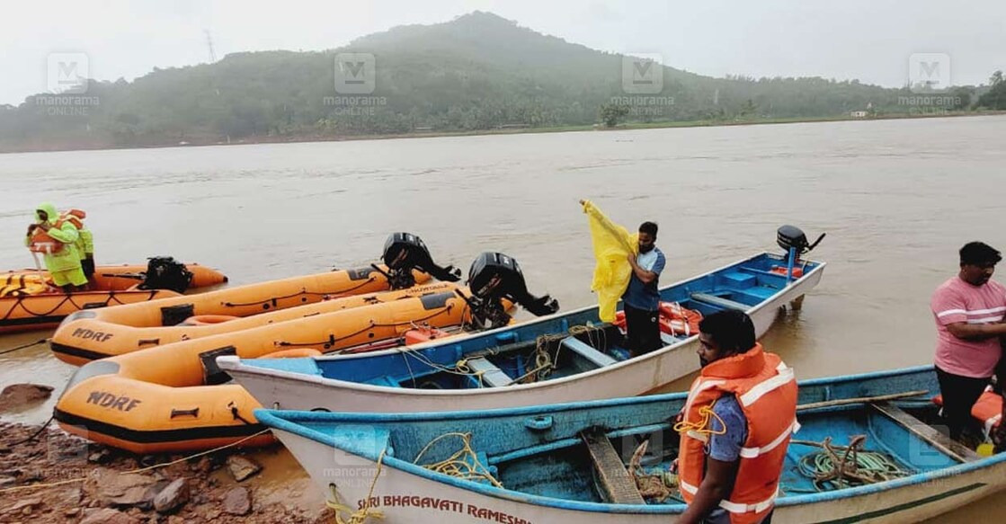 shirur-landslide-rescue-malpe-270702 ഷിരൂരിൽ മണ്ണിടിച്ചിലിൽ കാണാതായ അർജുനു വേണ്ടിയുള്ള തിരച്ചിലിനായി ഗംഗാവാലി പുഴയിലിറങ്ങുന്ന മുങ്ങൽ വിദഗ്ധരുടെ സംഘം. ചിത്രം: അഭിജിത്ത് രവി ∙ മനോരമ