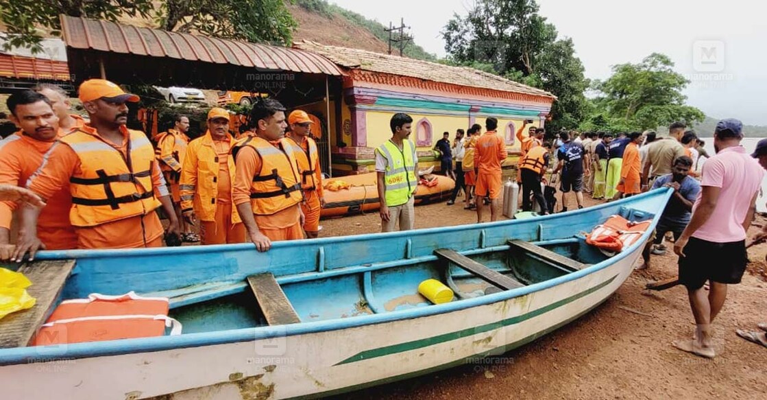ഷിരൂരിൽ മണ്ണിടിച്ചിലിൽ കാണാതായ അർജുനു വേണ്ടിയുള്ള തിരച്ചിലിനായി ഗംഗാവാലി പുഴയിലിറങ്ങുന്ന മുങ്ങൽ വിദഗ്ധരുടെ സംഘം. ചിത്രം: അഭിജിത്ത് രവി ∙ മനോരമ