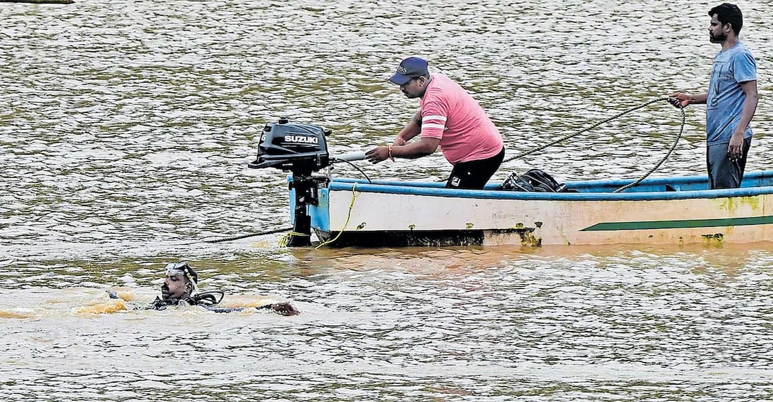 ഷിരൂരിൽ മണ്ണിടിച്ചിലിനെത്തുടർന്നു കാണാതായ അർജുനു വേണ്ടി ഗംഗാവലിപ്പുഴയിലിറങ്ങി പരിശോധന നടത്തുന്ന പ്രാദേശിക മത്സ്യത്തൊഴിലാളി ഈശ്വർ മൽപേയും സംഘവും. 8 തവണ സംഘം നടത്തിയ ശ്രമത്തിനിടെ ഒരു തവണ വടം പൊട്ടി ഈശ്വർ മൽപേ 100 മീറ്ററോളം ഒഴുക്കിപ്പോയി. നാവികസേനാസംഘമാണ് ഈശ്വറിനെ രക്ഷിച്ചത്. ചിത്രം. ആറ്റ്ലി ഫെർണാണ്ടസ് / മനോരമ