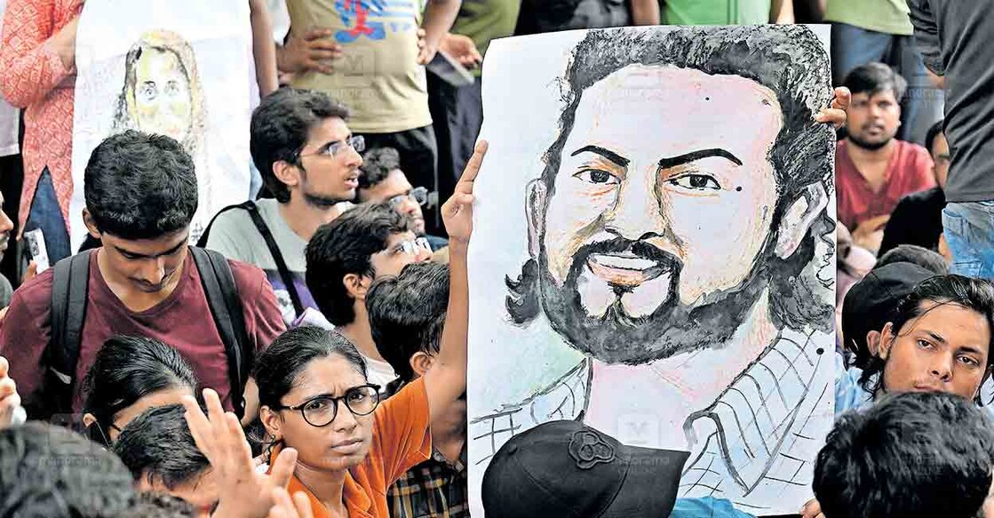 nevin മായില്ല നീ... ഡൽഹി ഓൾഡ് രജീന്ദർ നഗറിലെ സിവിൽ സർവീസ് കോച്ചിങ് സെന്ററിലുണ്ടായ ദുരന്തത്തിൽ മരിച്ച മലയാളി നെവിൻ ഡാൽവിന്റെ ചിത്രവുമായി സമരം നടത്തുന്ന വിദ്യാർഥികൾ. ചിത്രം: രാഹുൽ ആർ.പട്ടം / മനോരമ