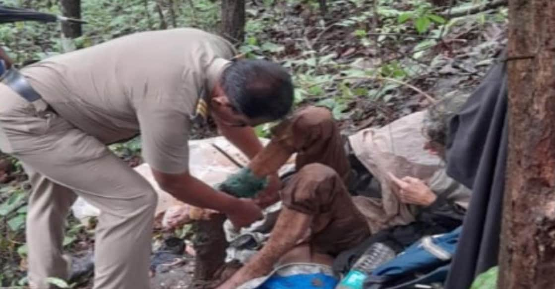 മഹാരാഷ്ട്രയിൽ വനത്തിനുള്ളിൽ കെട്ടിയിട്ട വയോധികയെ പൊലീസ് രക്ഷിക്കുന്നു (Photo:X/@snehamordani)