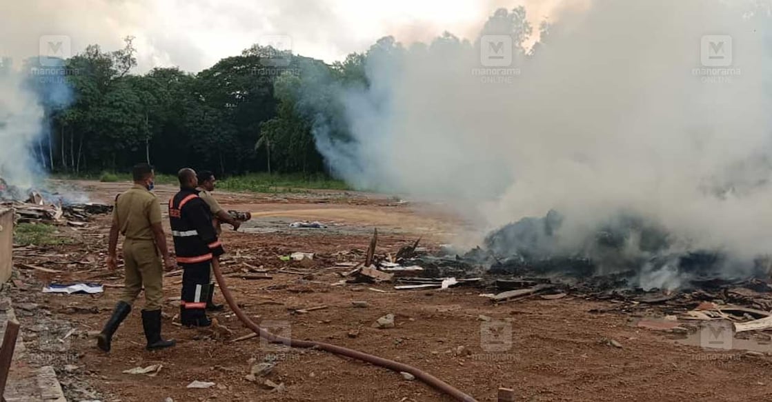  ‘ഗുരുവായൂരമ്പല നടയിൽ’ സിനിമയുടെ സെറ്റിന്റെ അവശിഷ്ടങ്ങൾക്ക് തീപിടിച്ചപ്പോൾ അണയ്‌ക്കാൻ ശ്രമിക്കുന്ന ഉദ്യോഗസ്ഥർ