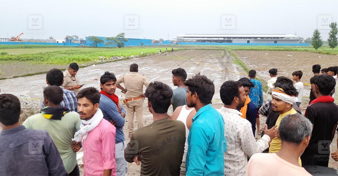 hathras-stampede-police ഹാഥ്റസിൽ ദുരന്തമുണ്ടായ സ്ഥലത്ത് പരിശോധന നടത്തുന്ന പൊലീസ്. ചിത്രം. ജോസ്കുട്ടി പനയ്ക്കൽ∙ മനോരമ