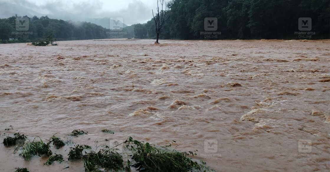 കനത്ത മഴയിൽ കുത്തിയൊഴുകുന്ന ചാലിയാർപ്പുഴ.