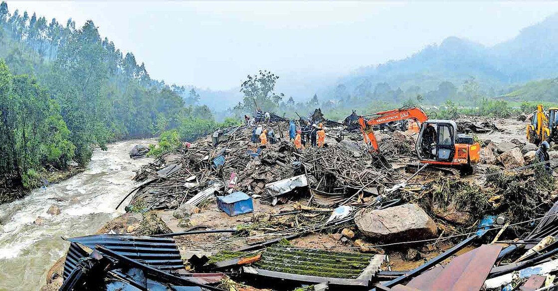 പെട്ടിമുടിയിൽ ഉരുൾപൊട്ടലുണ്ടായ സമയത്തെ ചിത്രം. 
