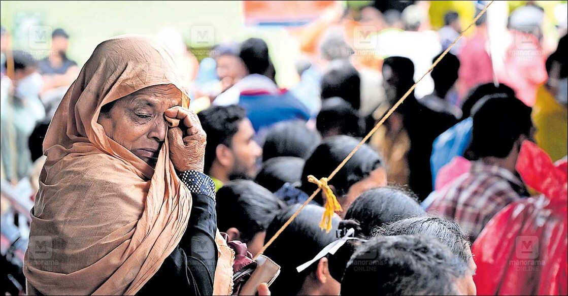 ഹൃദയം പൊട്ടി: വയനാട് മേപ്പാടി ചൂരൽമലയിലുണ്ടായ ഉരുൾപൊട്ടലിലെ മൃതദേഹങ്ങൾ എത്തിച്ച മേപ്പാടി പ്രാഥമിക ആരോഗ്യകേന്ദ്രത്തിൽ ഉറ്റവരെ തിരിച്ചറിയാൻ എത്തിയ സ്ത്രീ വിതുമ്പുന്നു.  ചിത്രം: മനോരമ