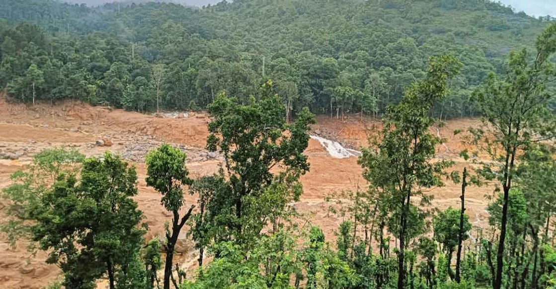 മുണ്ടക്കൈയിൽ  ആളുകൾ അഭയം തേടിയ കുന്നിന് മുകളിൽനിന്നുള്ള ദൃശ്യം. Image Credit: Special arrangement