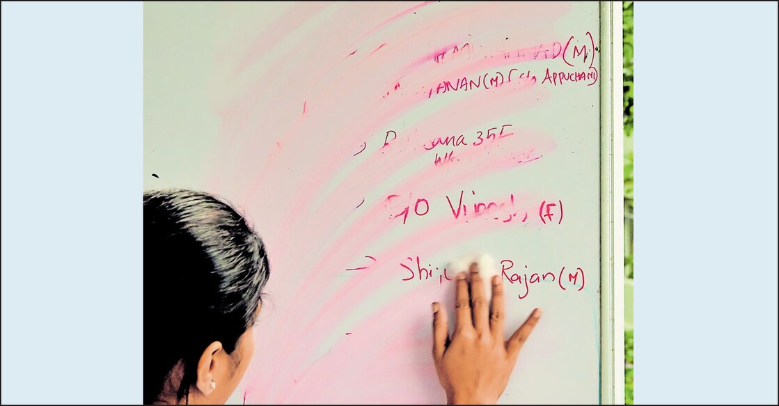 notice-board-moopans-college അവർ മാഞ്ഞുപോയ്... ചൂരൽമല ഉരുൾപൊട്ടലിൽ മരിച്ചവരുടെ പേരുകൾ മേപ്പാടി ഡോ. മൂപ്പൻസ് മെഡിക്കൽ കോളജിലെ നോട്ടിസ് ബോർഡിൽനിന്നു മായ്ക്കുന്നു.