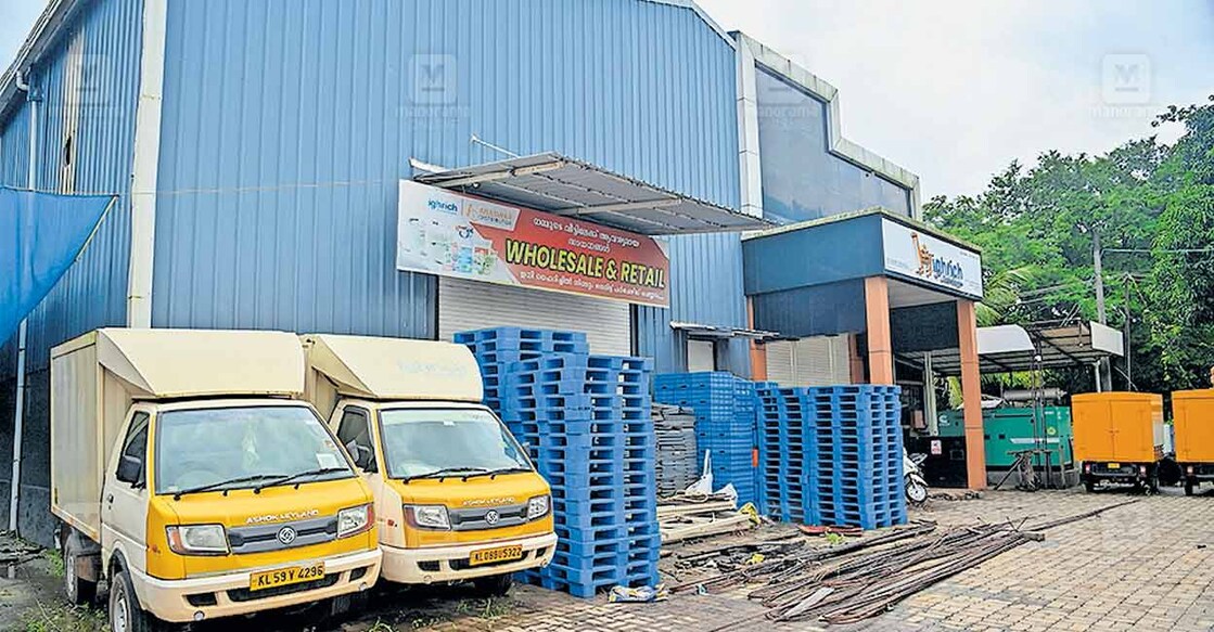 Highrich office തൃശൂർ ചേർപ്പ് ഞെരുവിശേരിയിലെ ഹൈറിച്ച് കമ്പനി ആസ്ഥാനം
അടച്ചിട്ട നിലയിൽ. ചിത്രം: മനോരമ