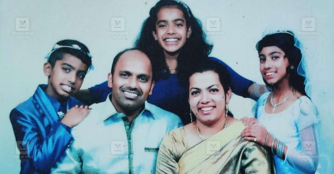 സോജൻ ജോസഫ് ഭാര്യയ്ക്കും മക്കൾക്കുമൊപ്പം.