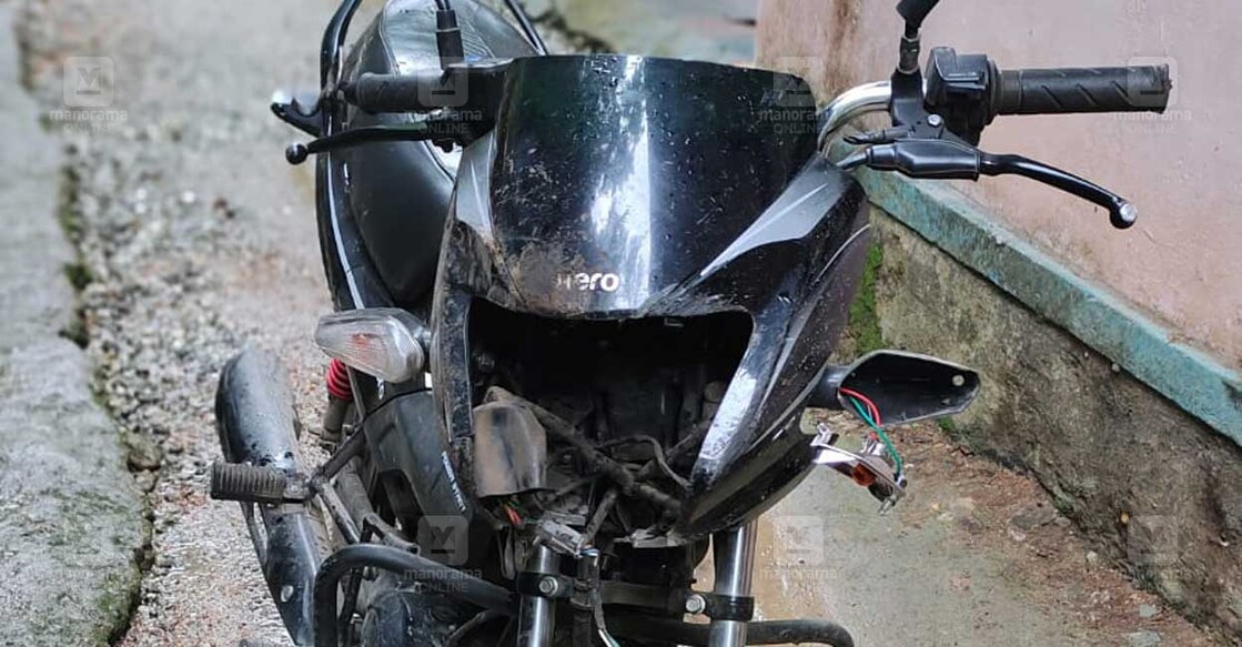 കാട്ടാന ആക്രമിച്ച ബൈക്ക്