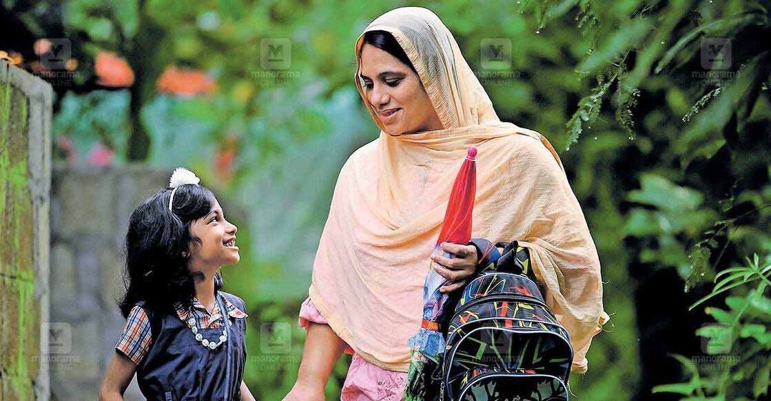 ഷീബയും മകൾ ആയത്ത് മറിയം ഫാത്തിമയും. ചിത്രം: വിഷ്ണു വി. നായർ / മനോരമ.