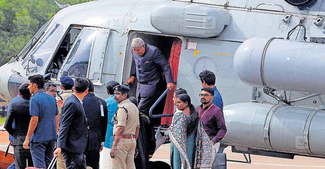 കൊല്ലത്ത് സ്വകാര്യ സന്ദർശനത്തിനായി എത്തിയ ഉപരാഷ്ട്രപതി ജഗദീപ് ധൻകർ ആശ്രാമം മൈതാനത്ത് ഹെലികോപ്റ്ററിൽ നിന്ന് ഇറങ്ങുന്നു. ചിത്രം: മനോരമ